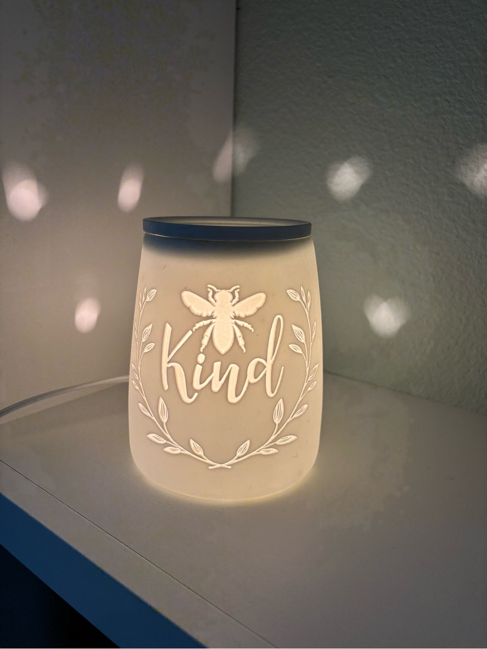 Scentsy Bee Kind Wax Warmer. Comes with 1 replacement bulb.